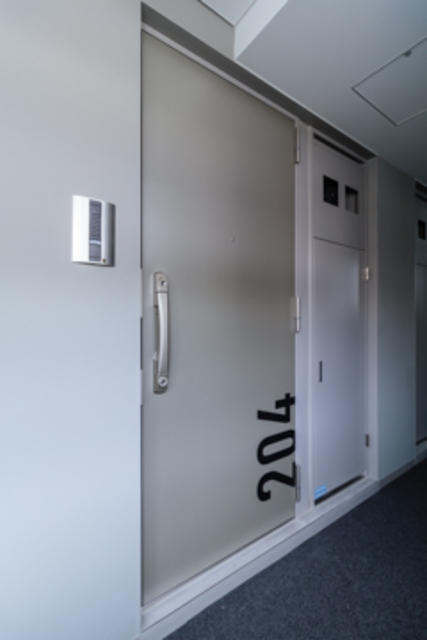 玄関。部屋番号の表示がおしゃれ。※写真は同タイプ住戸です。