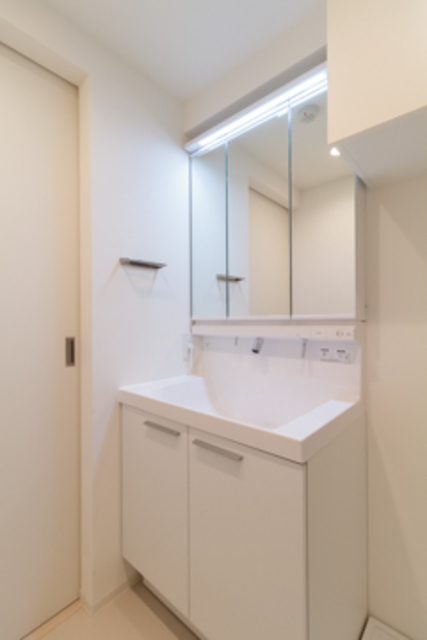 白で統一された独立洗面台。※写真は同タイプ住戸です。