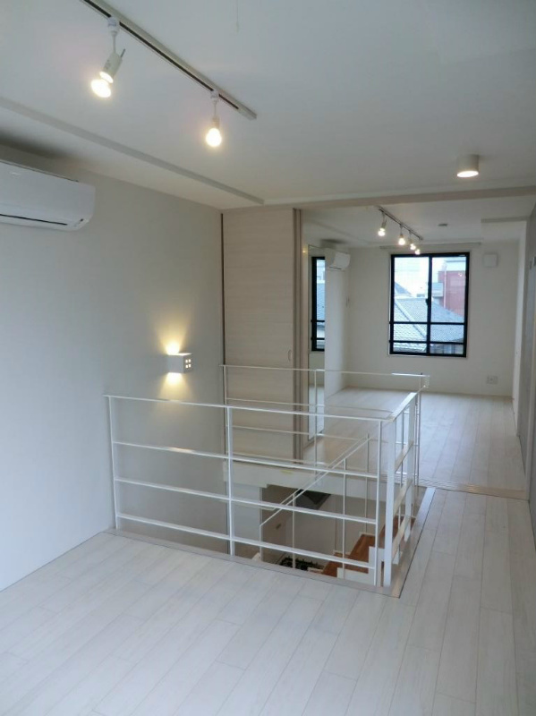 階段を上がって4階の洋室です。3階と同じくホワイトカラーで統一されており明るい印象です。
※参考写真