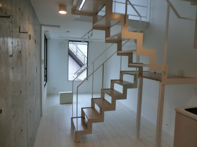 階段はスケルトン設計になっており美しいです。また、空間を圧迫しない効果もあります。
※参考写真