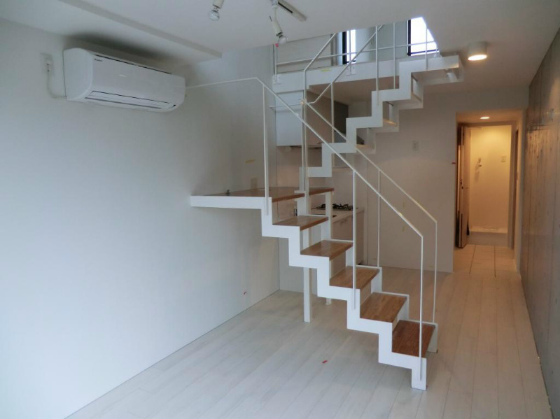 階段が真ん中にどんっと設置されておりインパクト大！ひと目で特別感が伝わります。
※参考写真