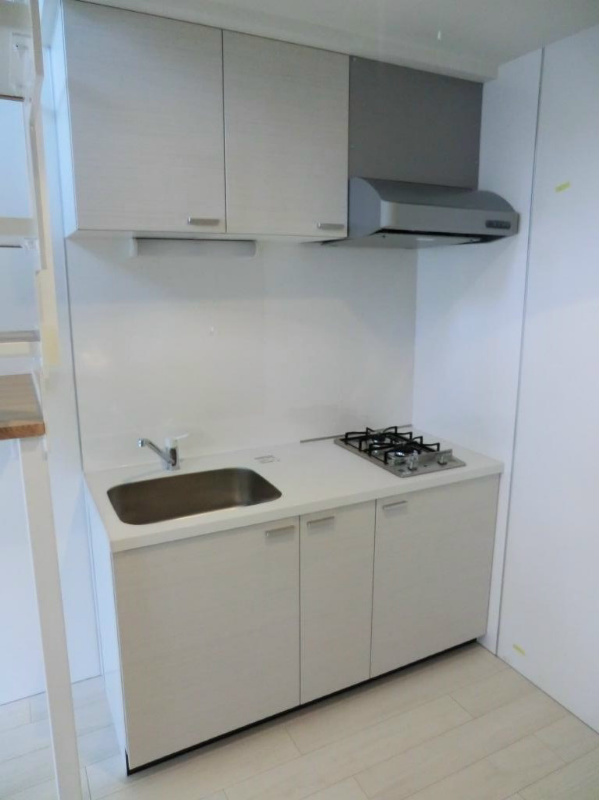 キッチンは白を基調としており、お部屋に馴染むデザインです。2口のガスコンロ付きです。
※参考写真
