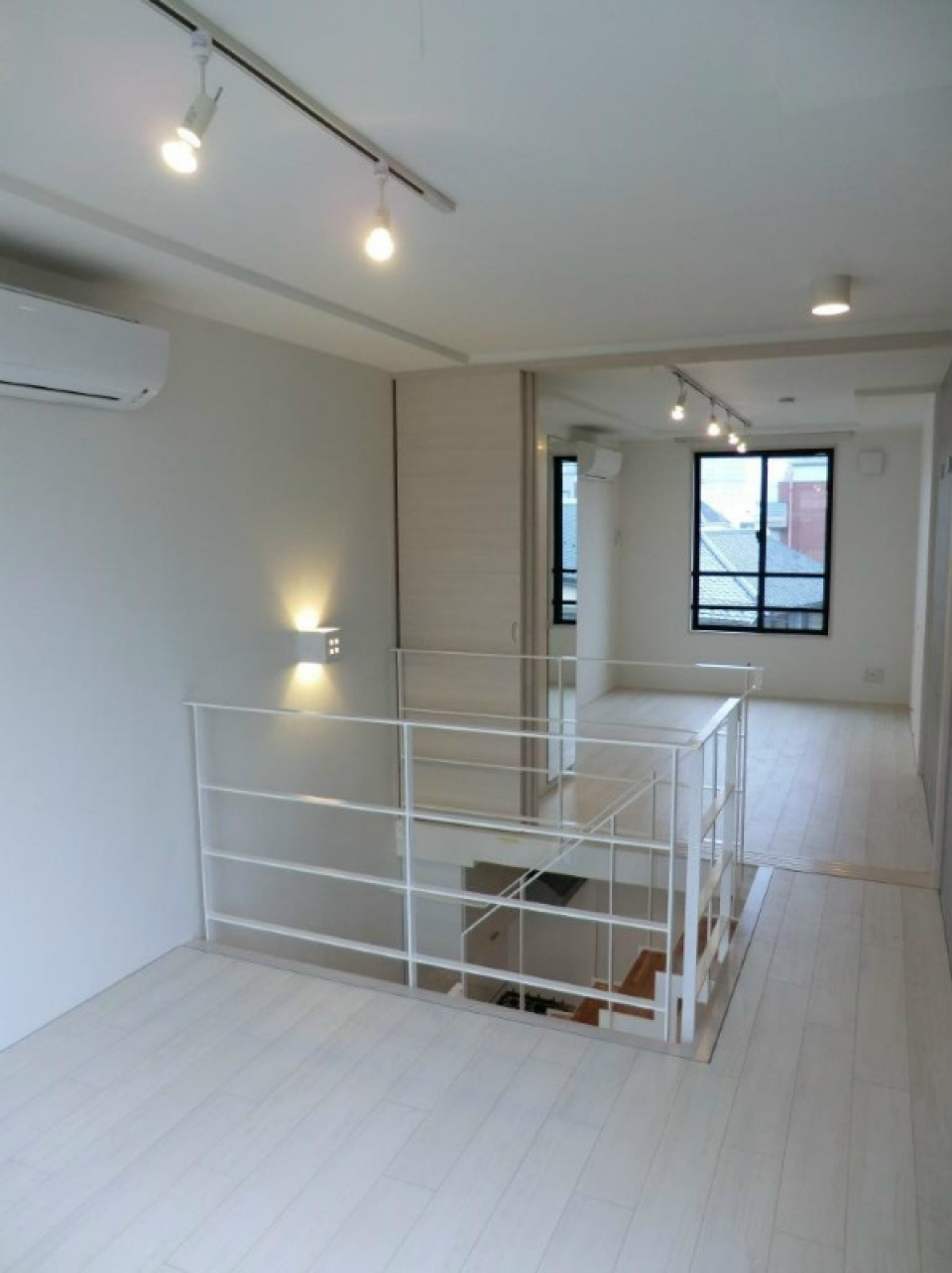 階段を上がって4階の洋室です。3階と同じくホワイトカラーで統一されており明るい印象です。
※参考写真