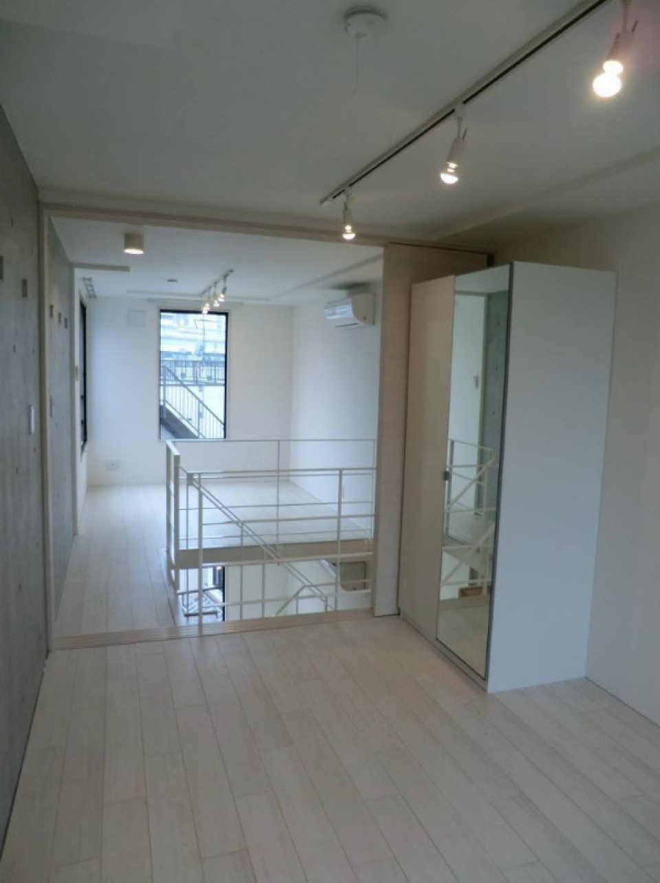 ライトは複数の種類を使用しており、素敵な雰囲気を創り出しています。
※参考写真