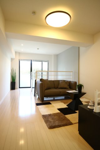 地下1階から地上1階に繋がる1LDKです。どちらも10帖以上と広々しており、リラックスできそうです。
※参考写真