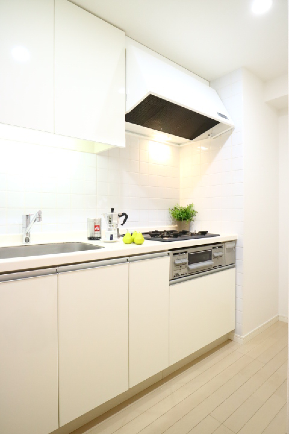 キッチンもお部屋に合わせたホワイトカラーで雰囲気を壊しません。3口のガスコンロ付きです。
※参考写真