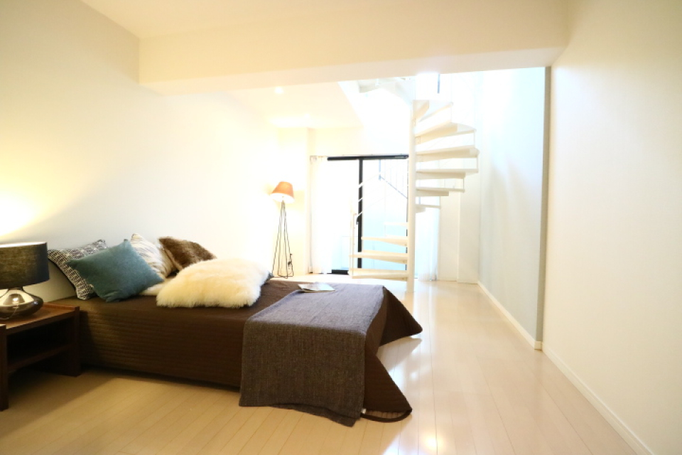 螺旋階段に一目惚れ。ホワイトカラーで主張控えめなのに、誰もが魅了される美しい曲線です。
※参考写真