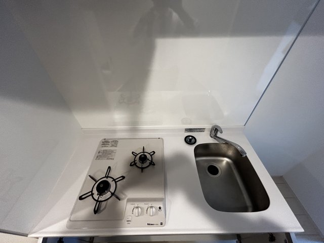 ２口のガスコンロ。小さめのまな板を使った方が良さそうです。