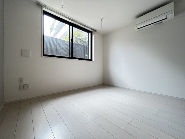 腰高の窓から光が入ります。