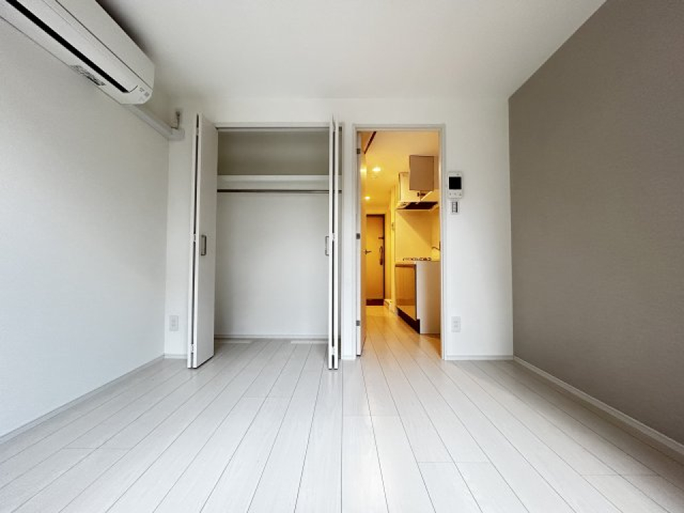 ホワイトとグレーの5.76帖のモノトーンの内装です。