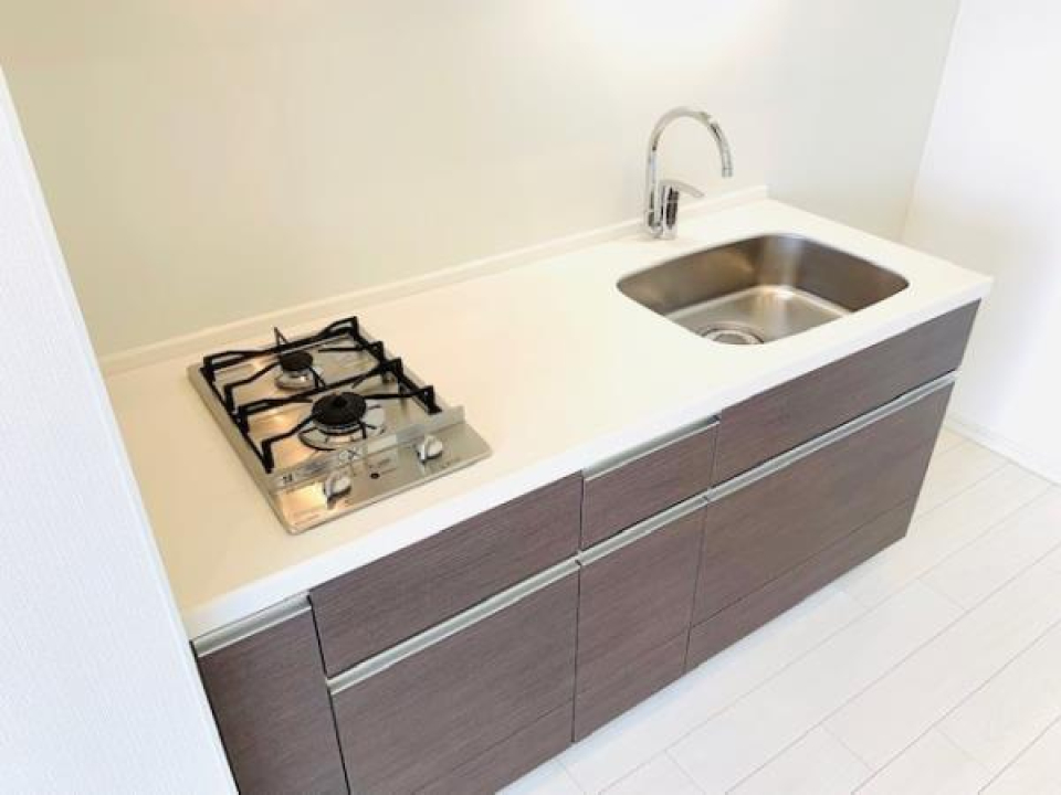 コンロも蛇口もスタイリッシュ。作業スペースもあり、使いやすそうです。