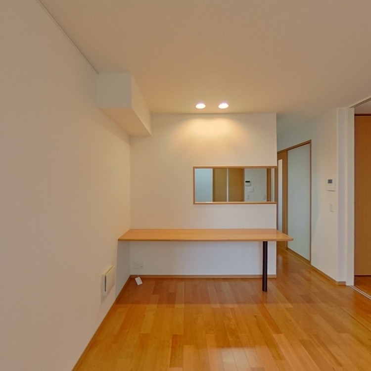 カウンターが付いているので、食卓や勉強机として使用できます。ここに座っていい匂いに包まれたいですね。