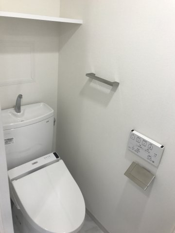 ペーパー類やお掃除用品等を収納出来る棚がついています。