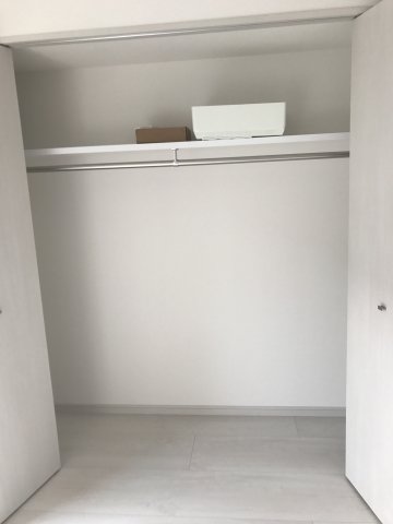 シーズンオフのお洋服や旅行用のバッグは上に収納できますね。