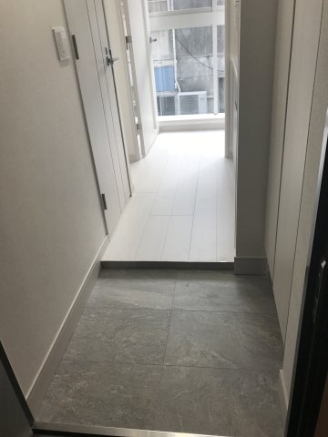 白いお部屋は光が入ると、より開放的に感じられるのがいいところです。