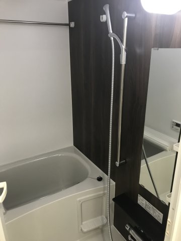 シャワーの高さが調整出来るシャワーフック付きのバスルームです。