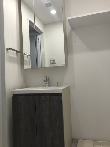 大きな鏡の独立洗面台になります。