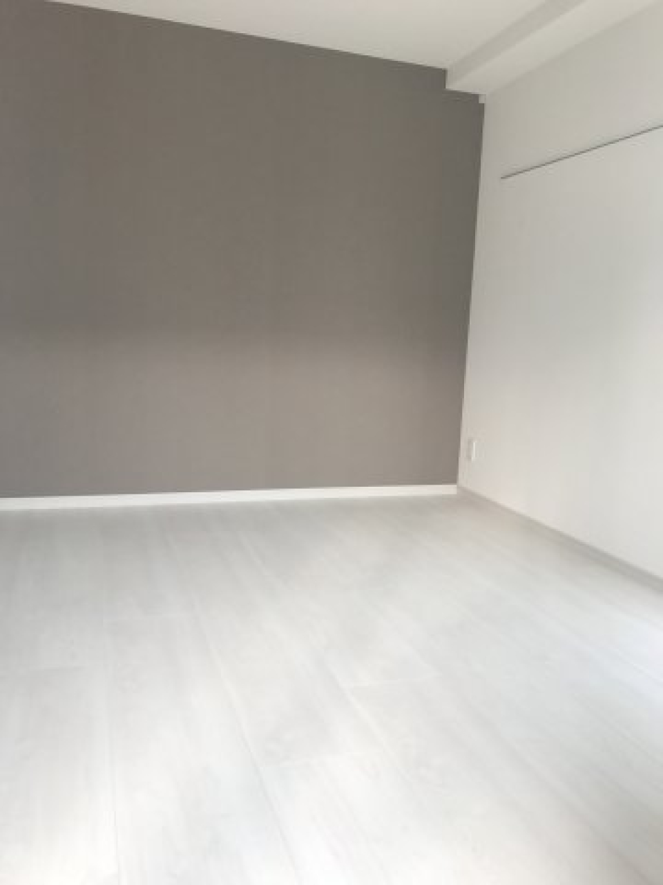 ピクチャーレールが付いていて、自分の好きな絵や写真を飾って部屋を華やかにするのも◎