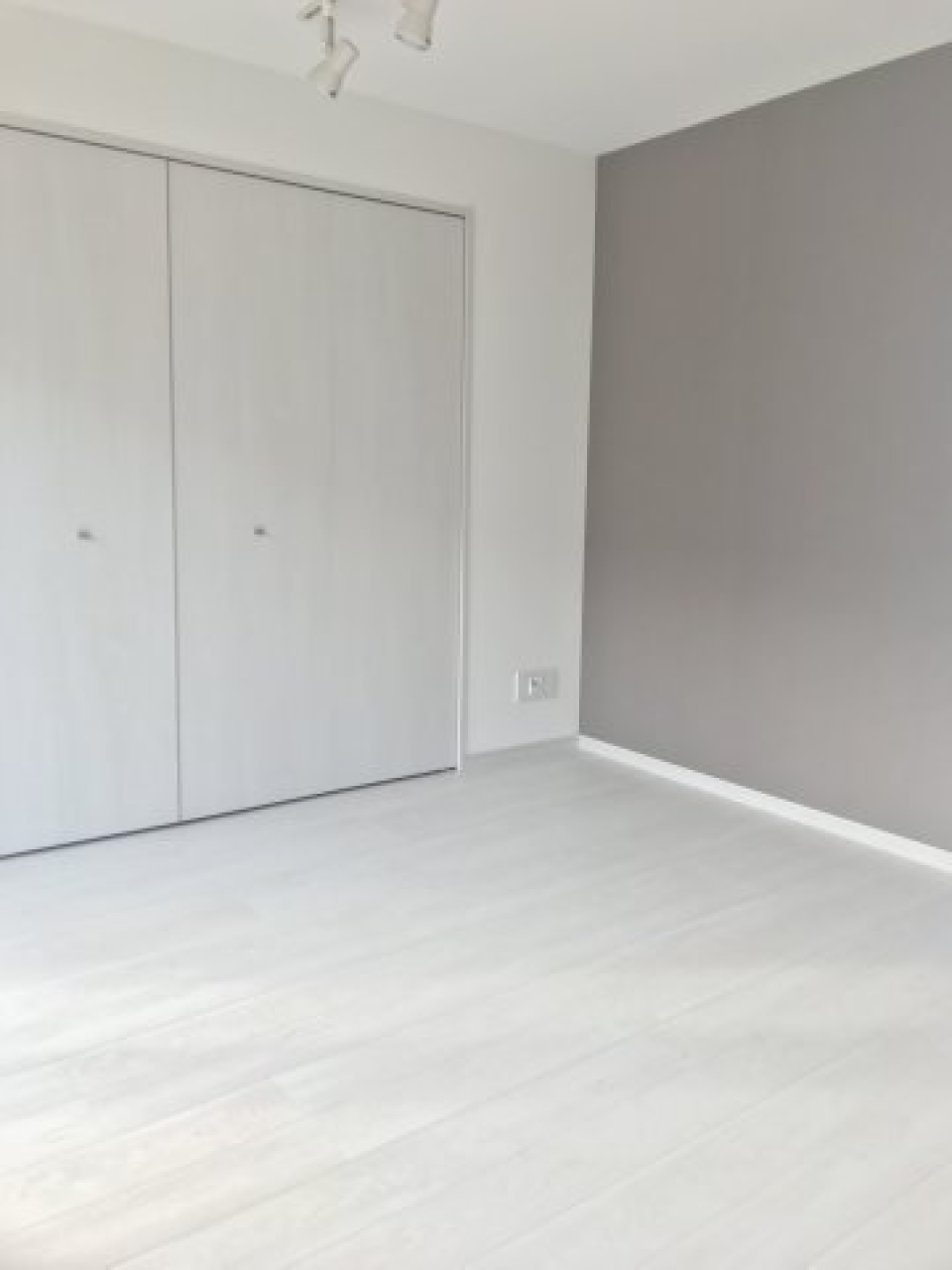 白を基調としたお部屋で、アクセントウォールの色合いも落ち着いているので、温かみのあるお部屋になっています。