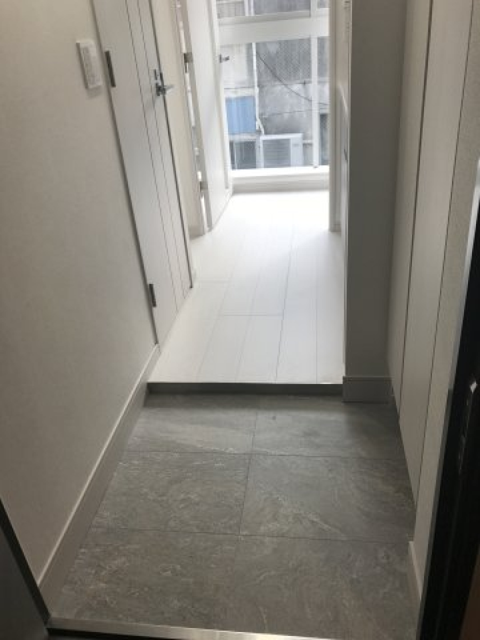 白いお部屋は光が入ると、より開放的に感じられるのがいいところです。