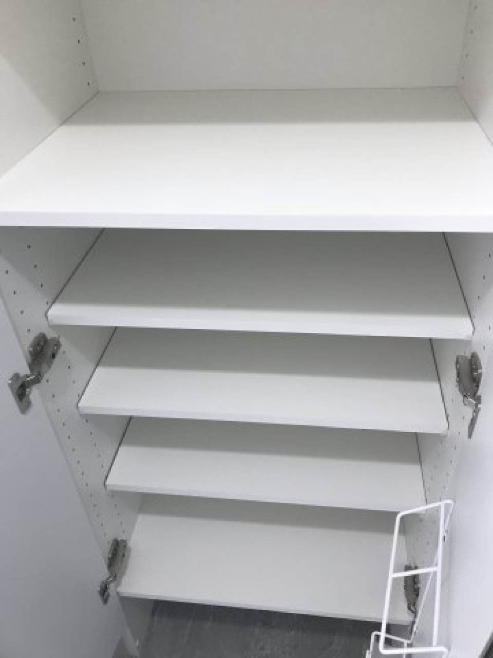 シューズボックスは高さ調整も出来るので、ハイカットの靴も収納出来ます。