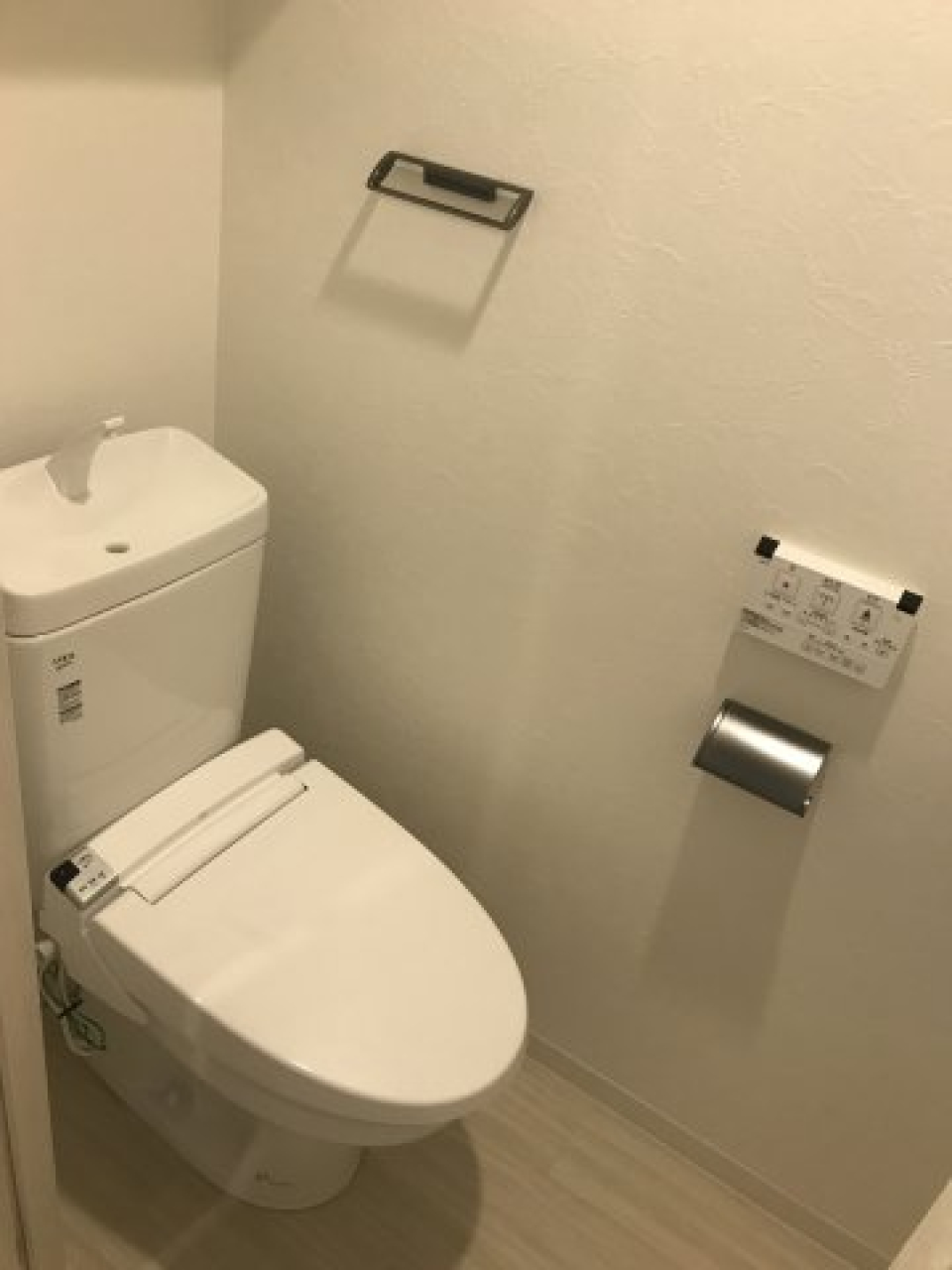 ウォシュレット付きの清潔感のあるトイレです。