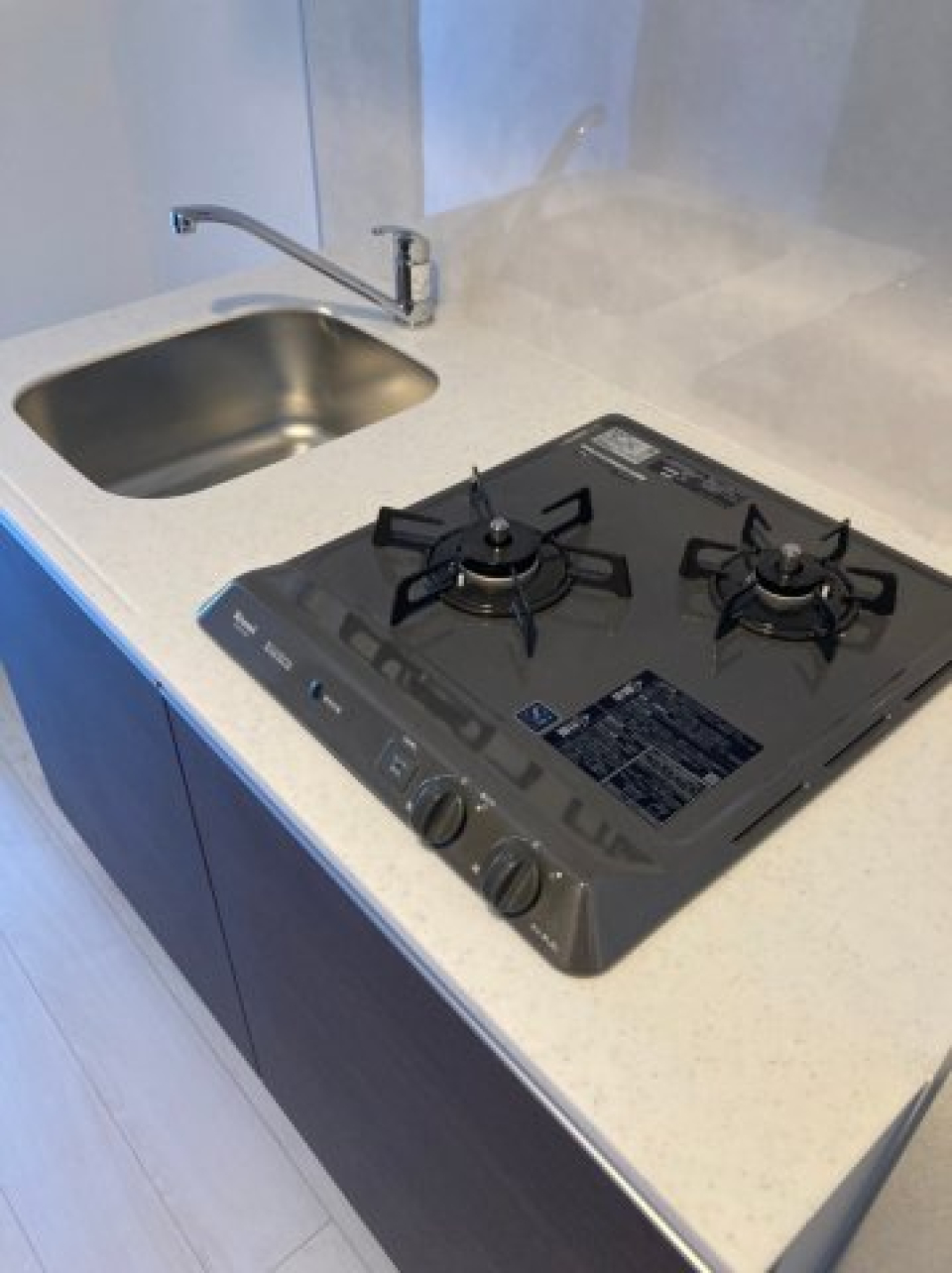 キッチンです。2口のガスコンロ付きです。