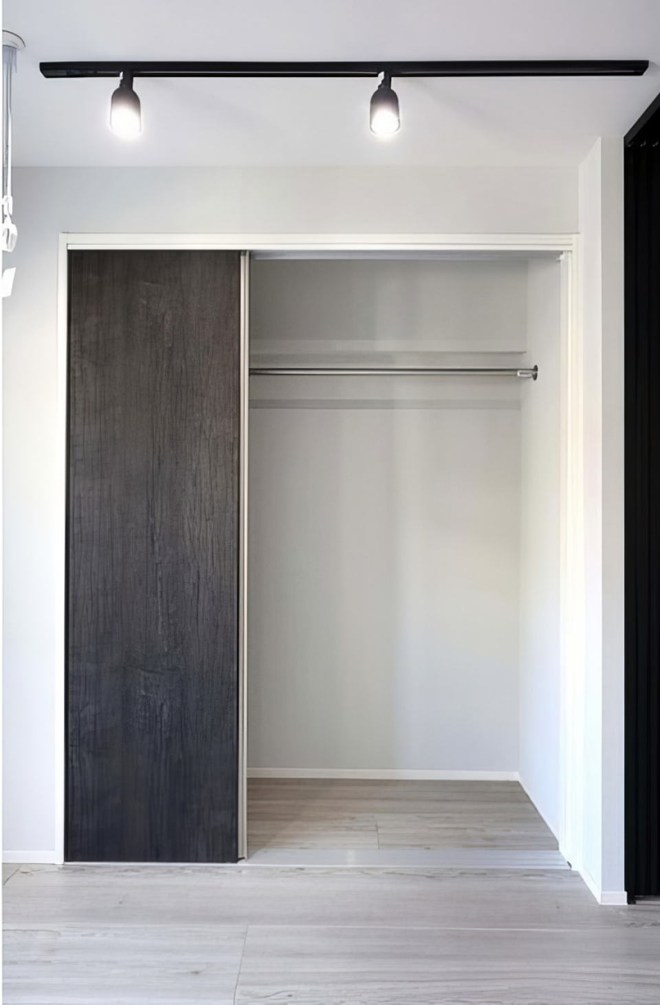 ハンガーポール付き引き戸のクローゼット