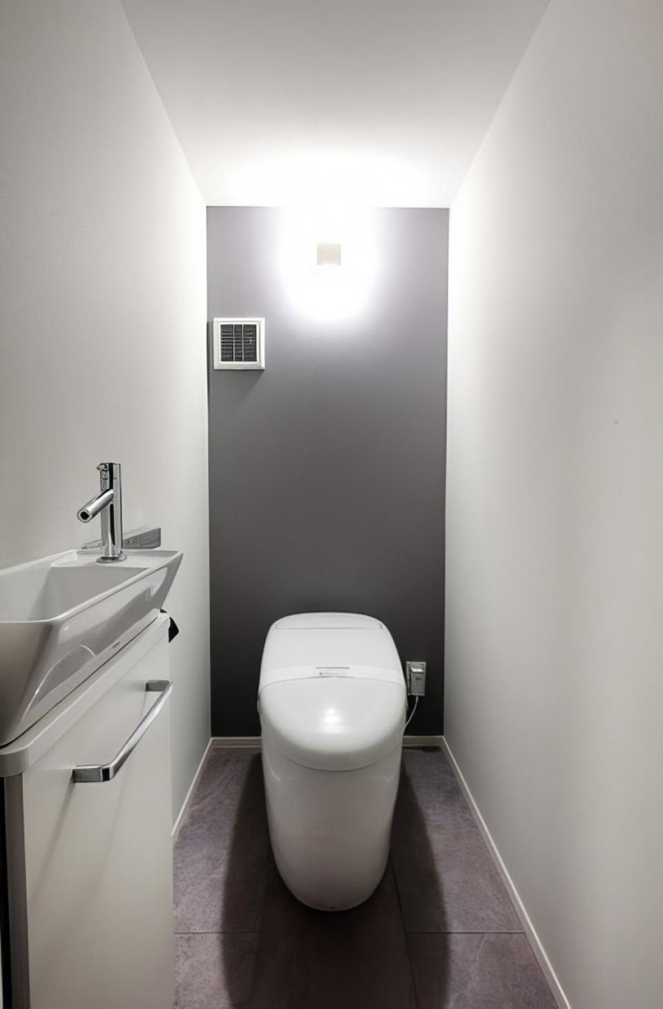 タンクレスのころんとした丸いフォルムのトイレ、洗面付き