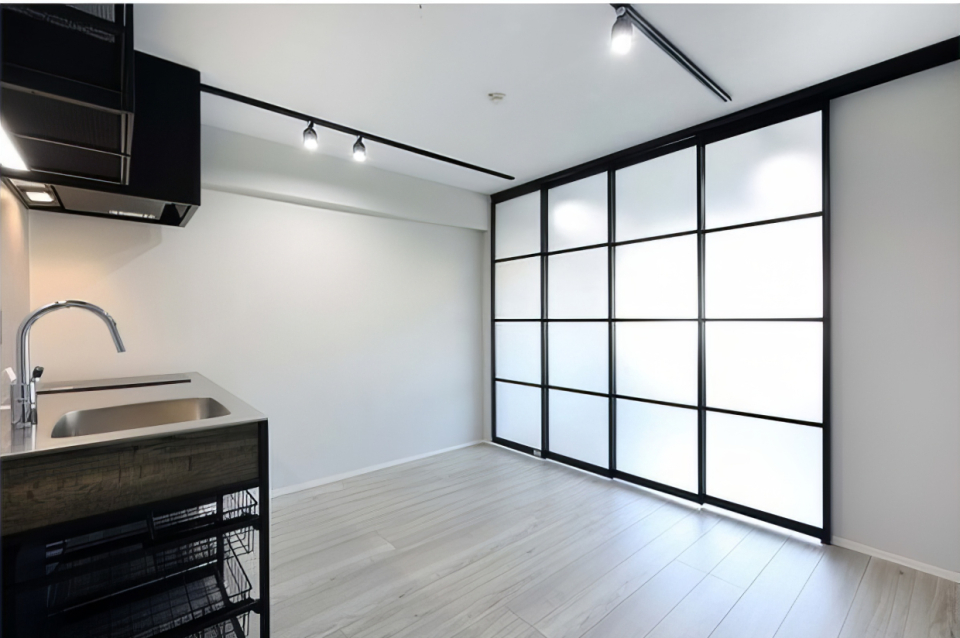 ダイニングキッチンとベッドルームは、くもりガラスの引き戸で仕切れます