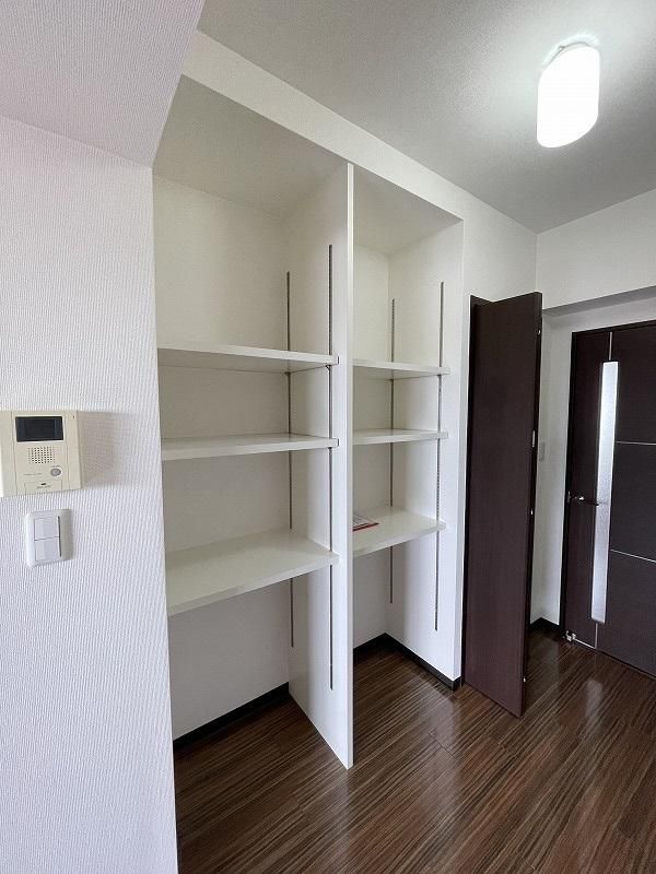 リビングに棚もあります