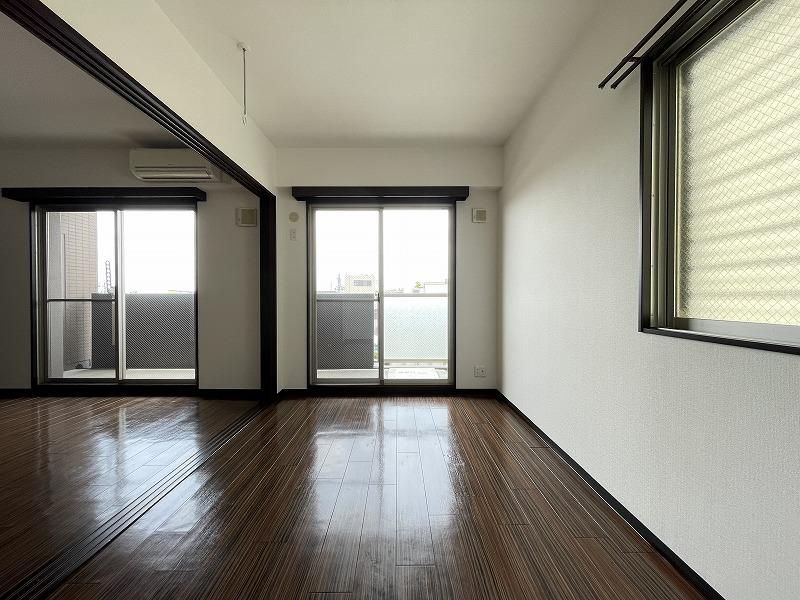 引き戸を開けるとリビングと繋がります