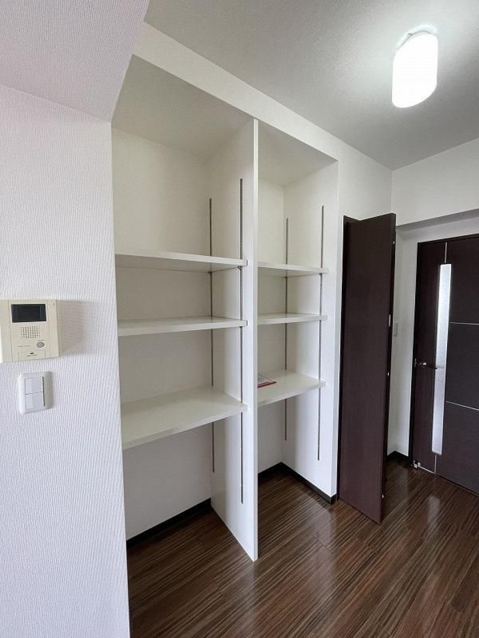 リビングに棚もあります