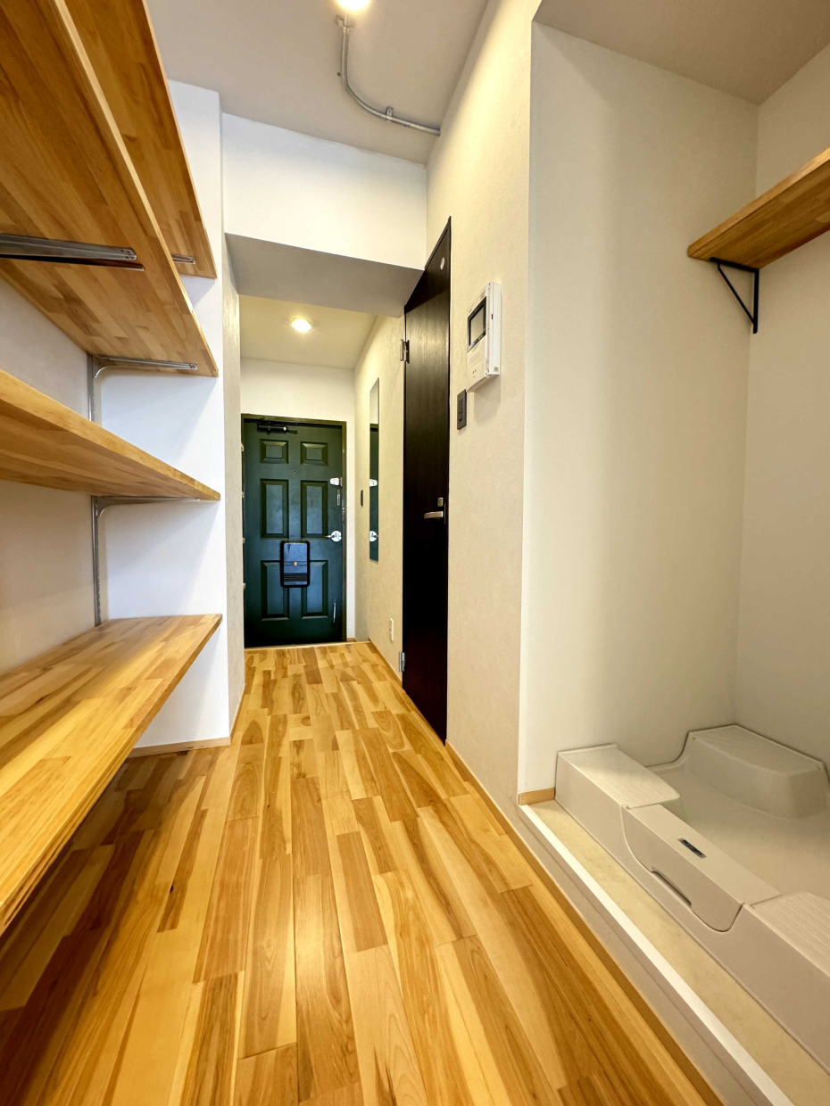 廊下には収納スペースとして活用できる可動棚がある。