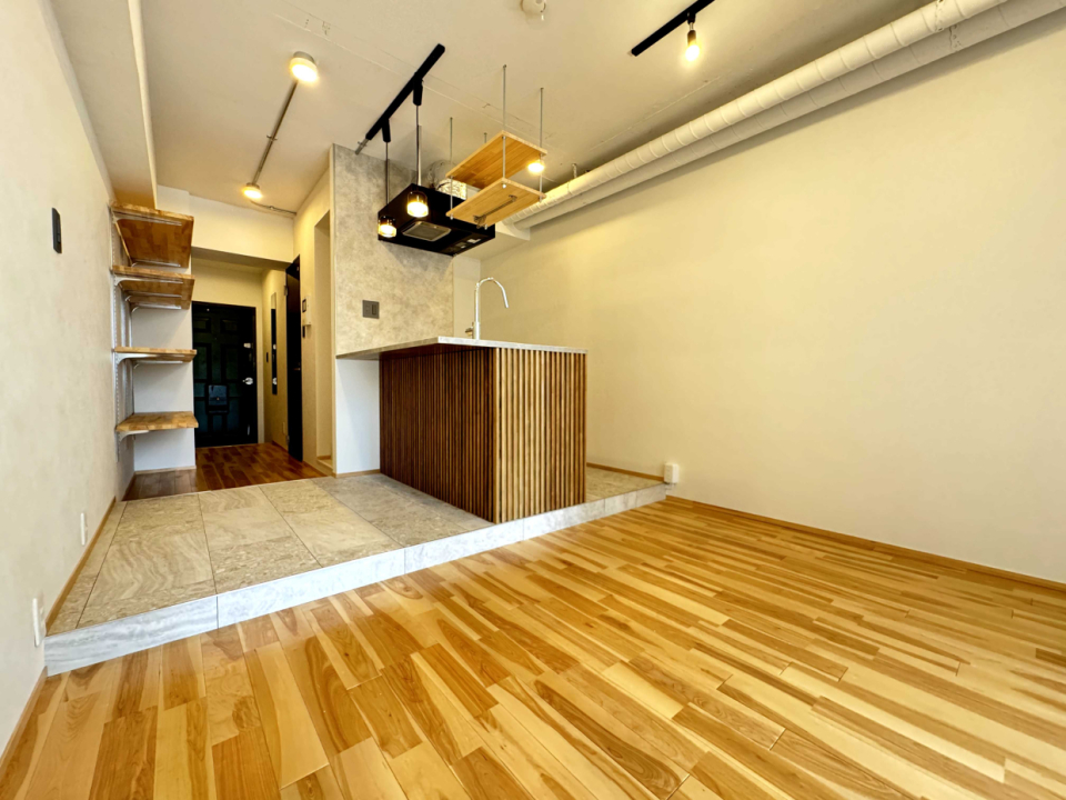 カウンターキッチン部分は1段上がったデザイン。