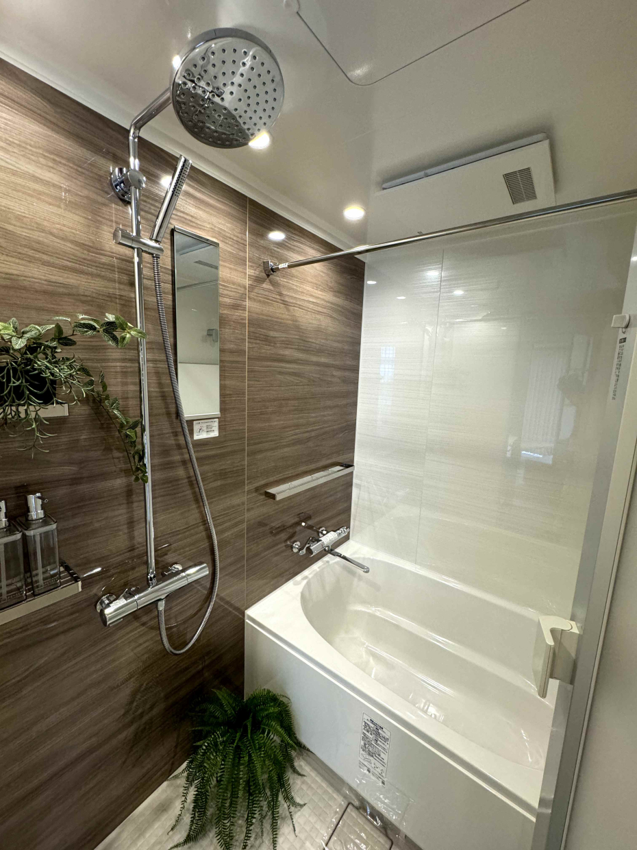 最近人気のオーバーヘッドシャワーがついている。