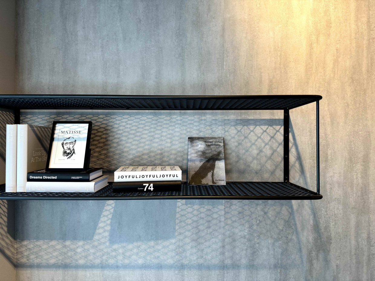 アイアンの棚が壁のアクセントに。