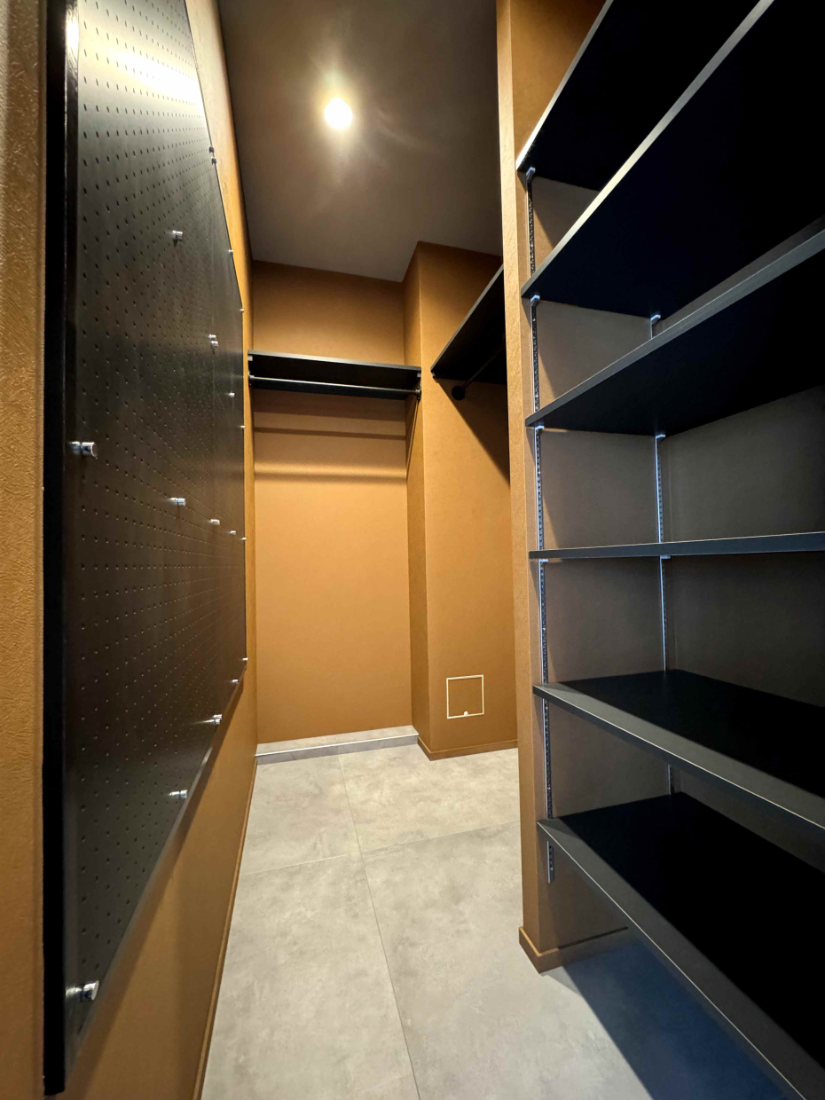 ウォークインクローゼットは広いし、棚が設定されているので収納に困らない。