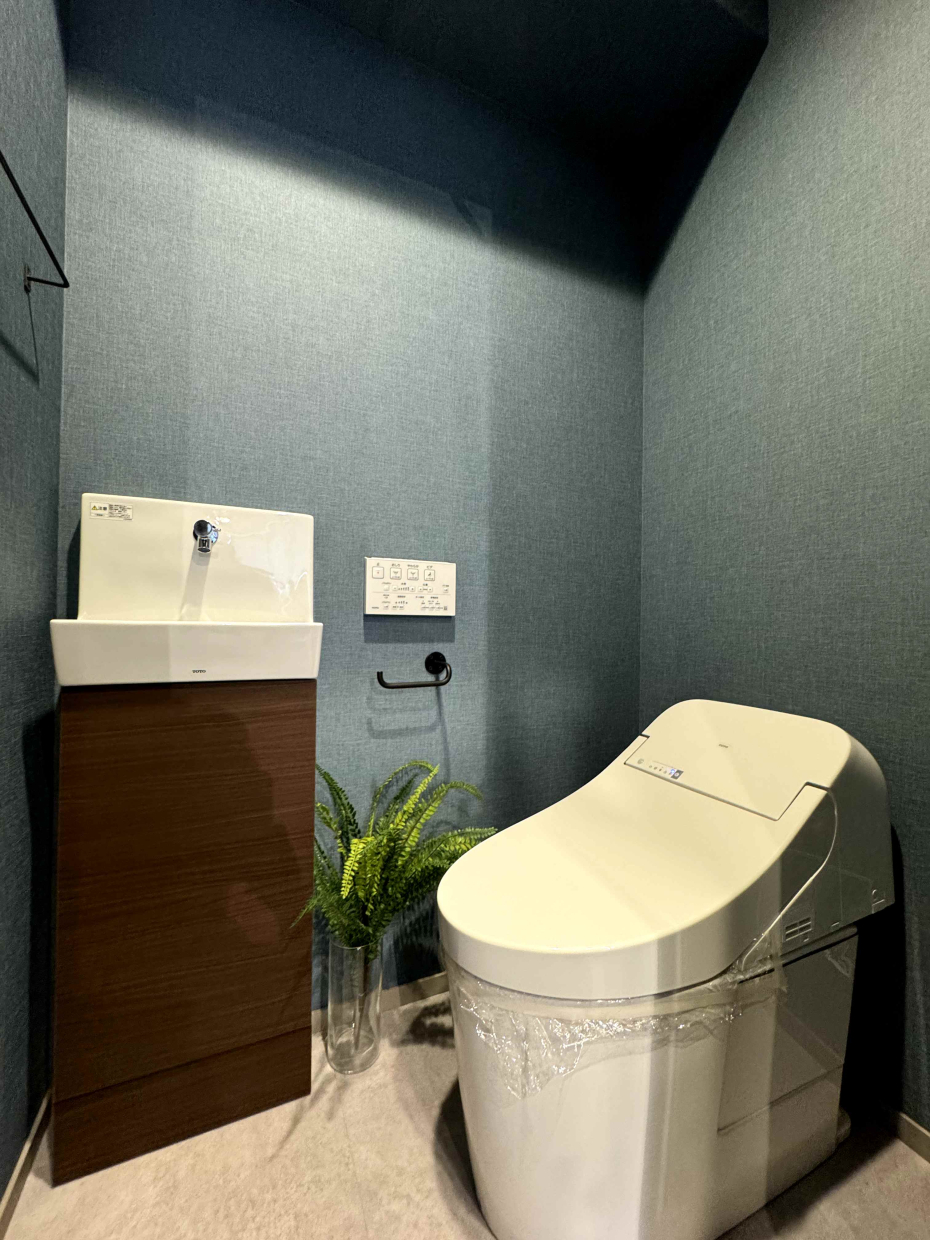 トイレはタンクレスで、手洗い水栓もついている。