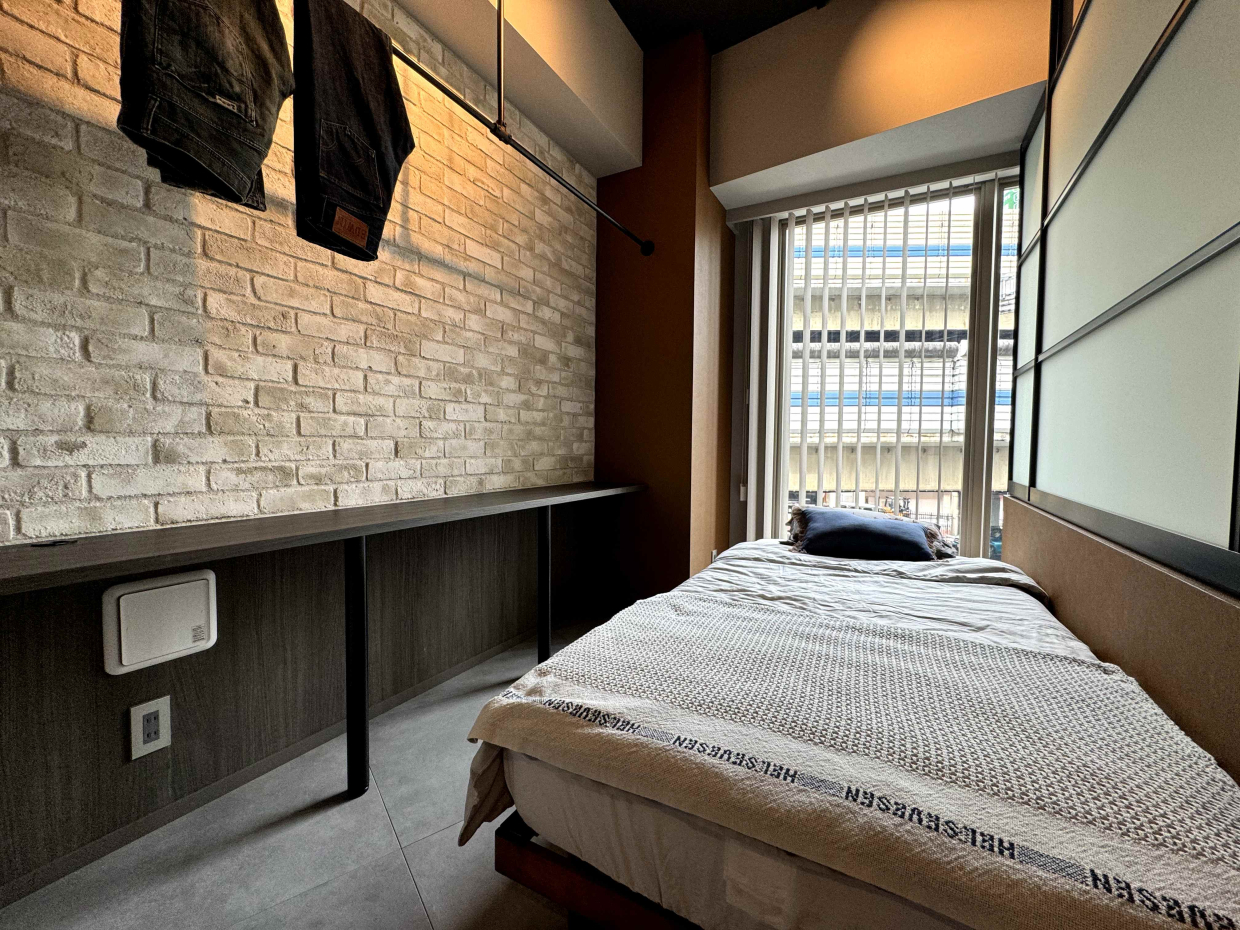 ベッドルームには、作り付けのワークデスクがある。