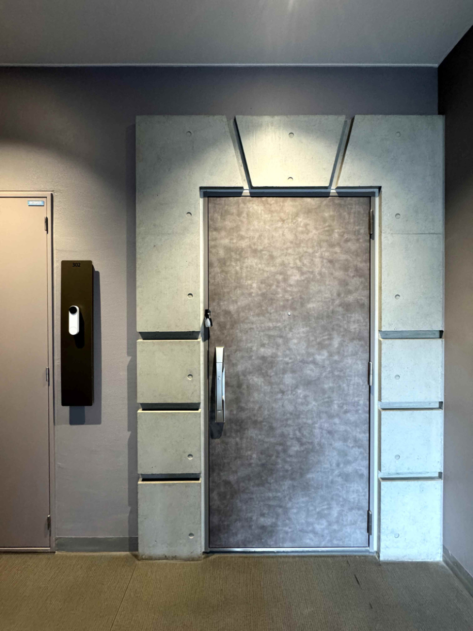 玄関ドアもかっこいい。