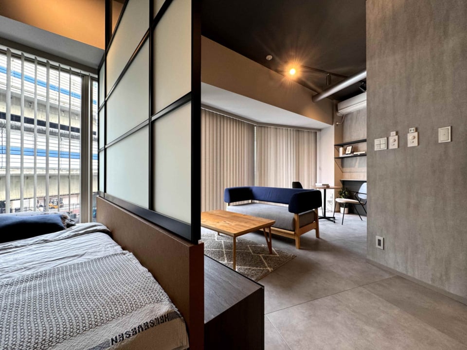 アイアンフレームのパーテーションはテレビ台に。