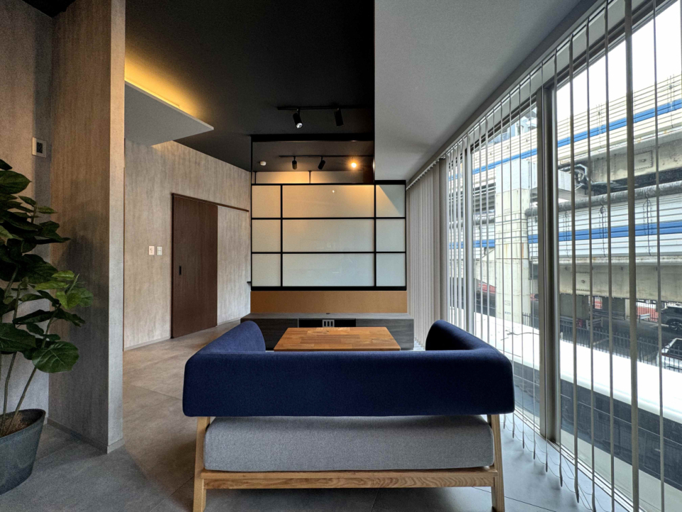 アイアンフレームの奥はベッドルーム