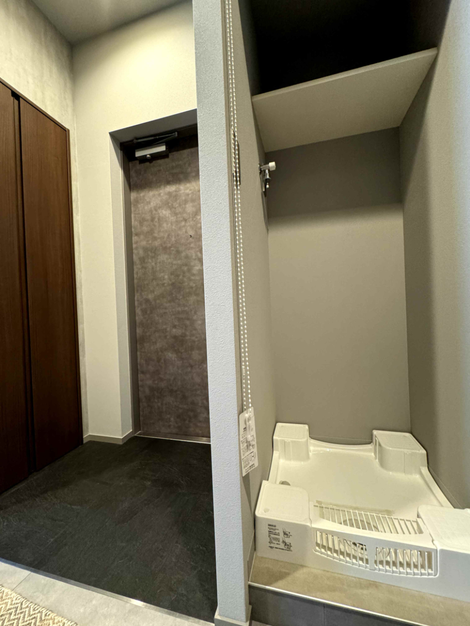 洗濯機置き場は玄関の横にある。