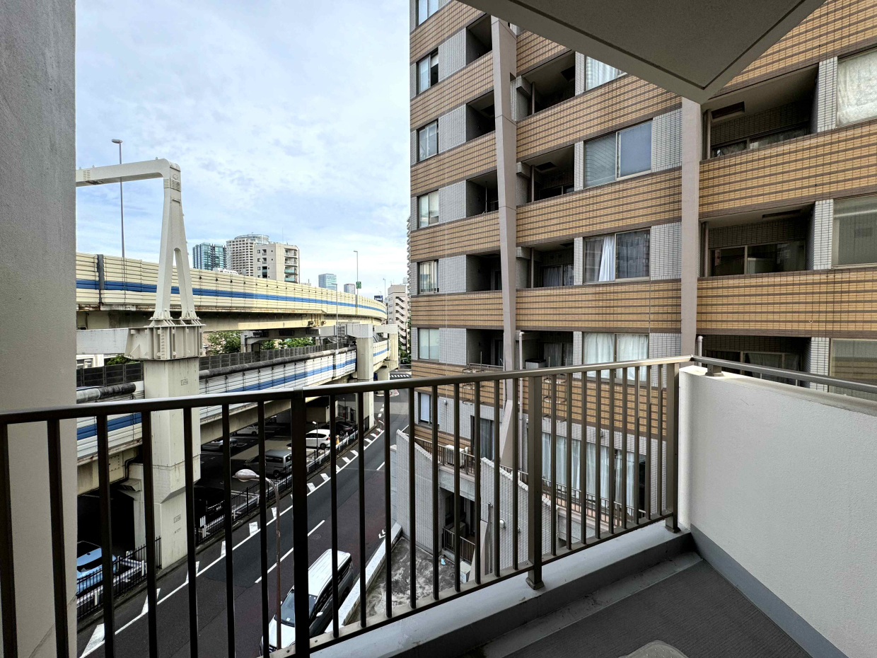 バルコニーからは首都高が見える。