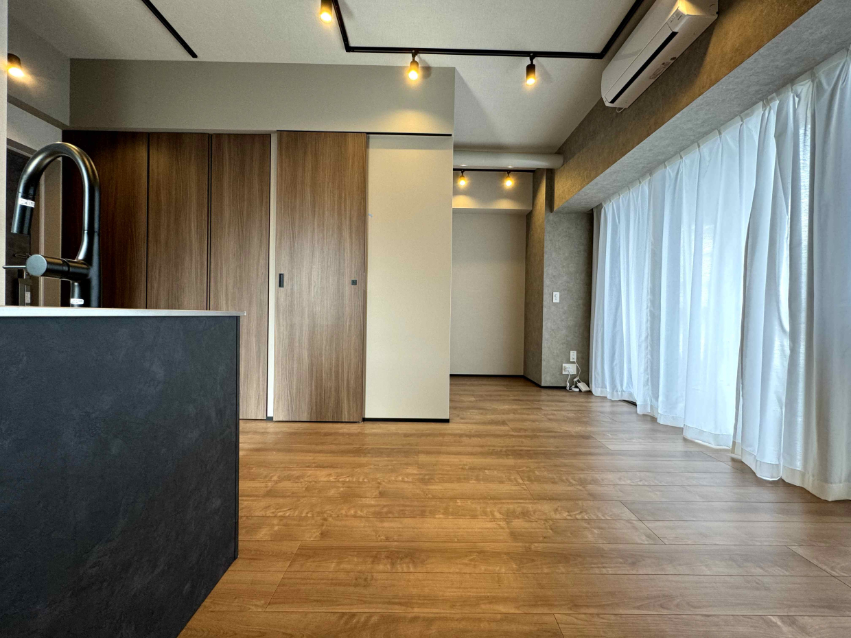 掃き出し窓も大きく、南東向きのバルコニーからは光が差し込む。