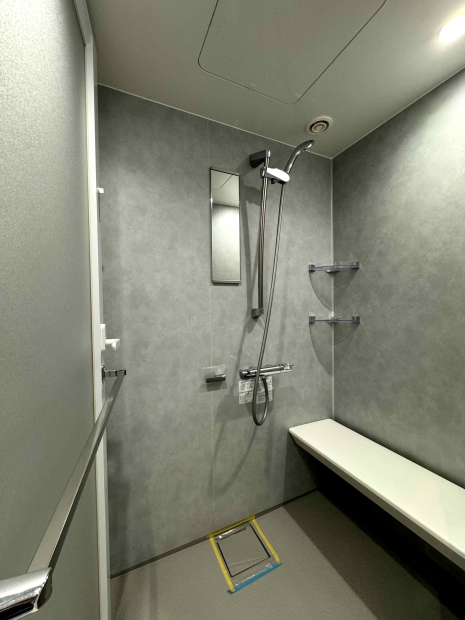 シャワー室も広く、腰掛もついているのでくつろげそう。