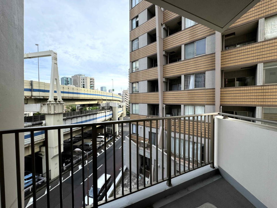バルコニーからは首都高が見える。
