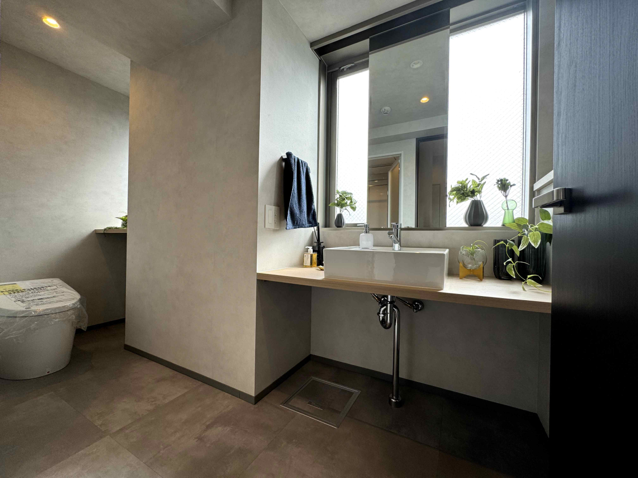 洗面スペースは木製のカウンターで、ゆとりのある広さ。