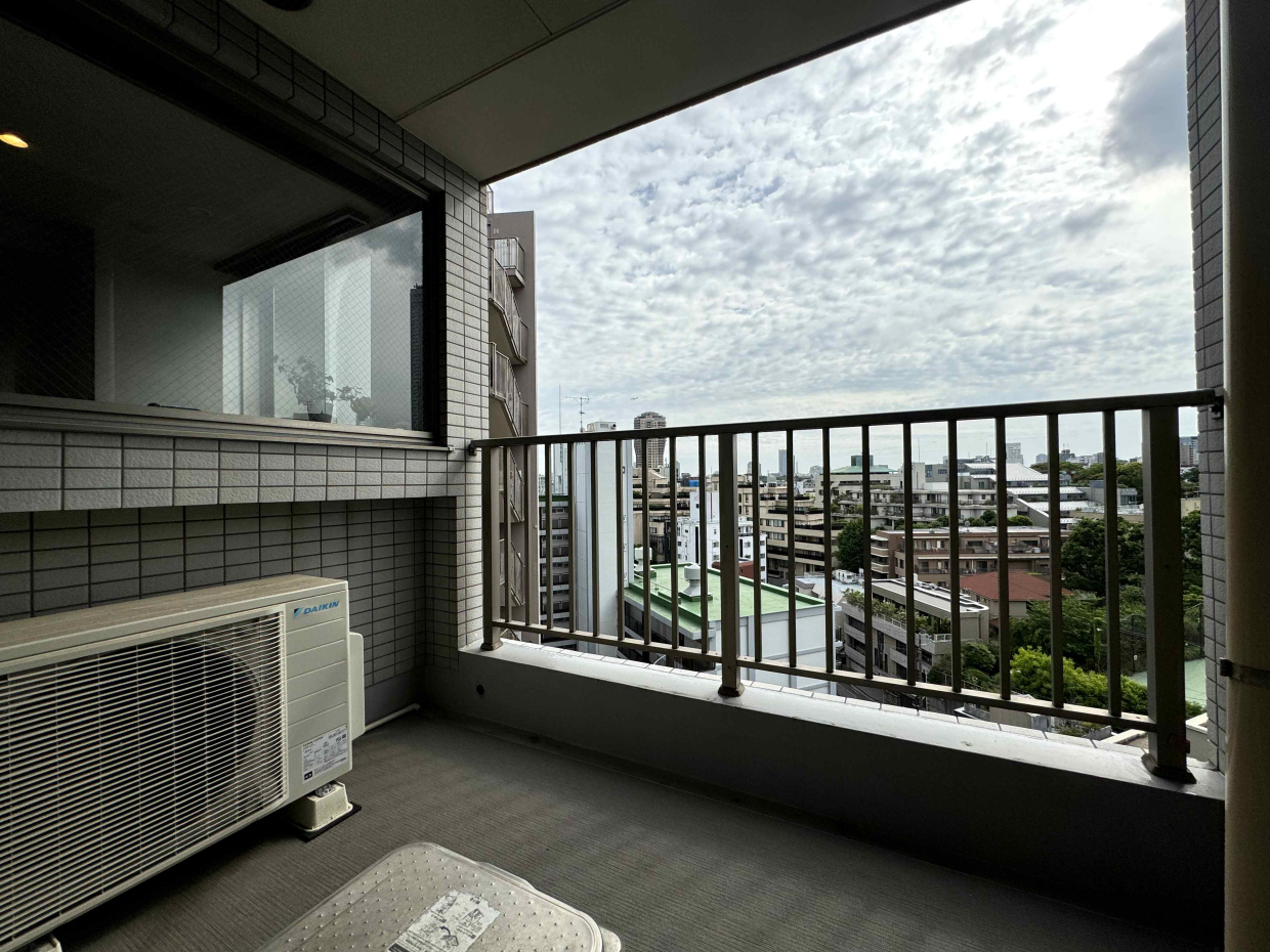 バルコニーからは麻布の町を見渡せる。